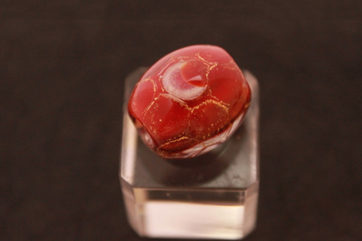 赤と金箔が美しいとんぼ玉の完成品