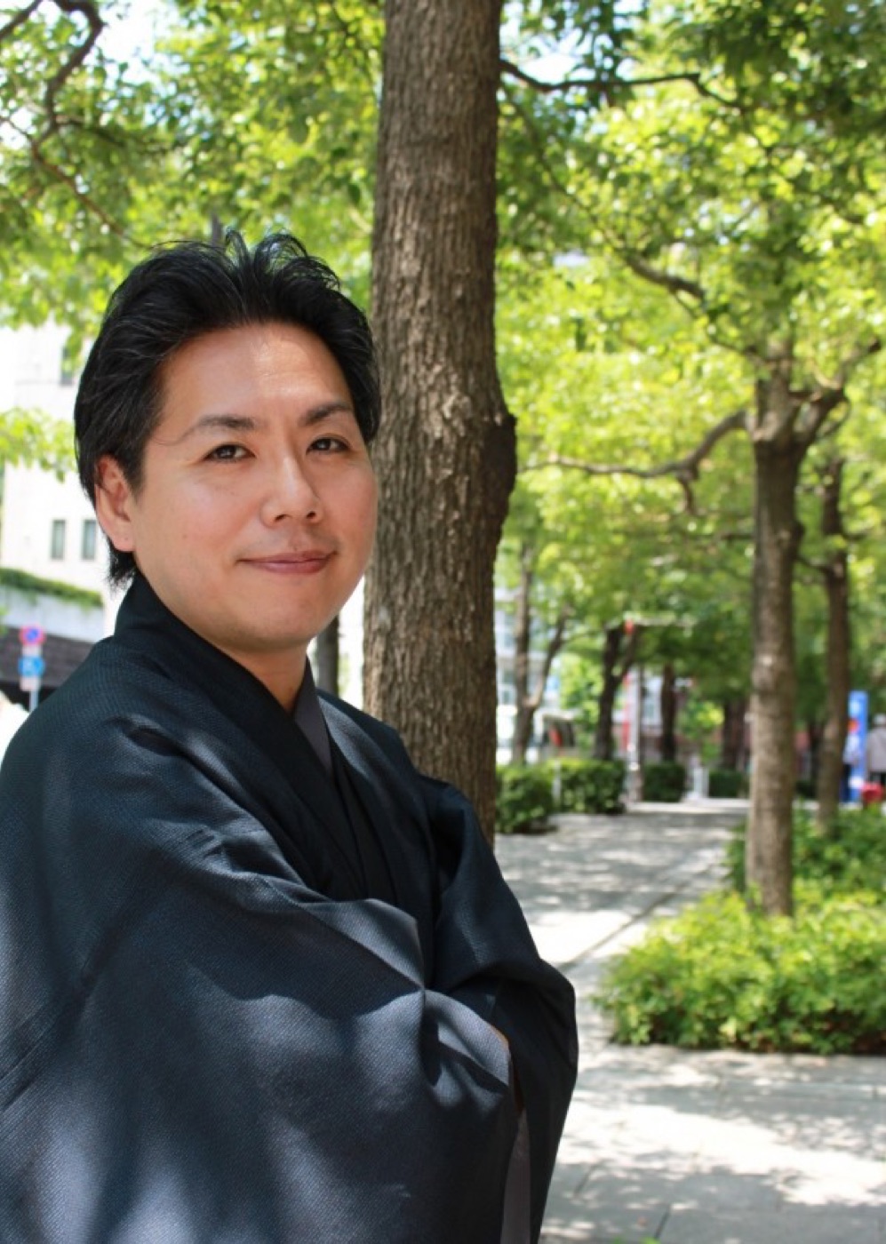 黒い着物姿のガラス作家 小野遼氏のポートレート